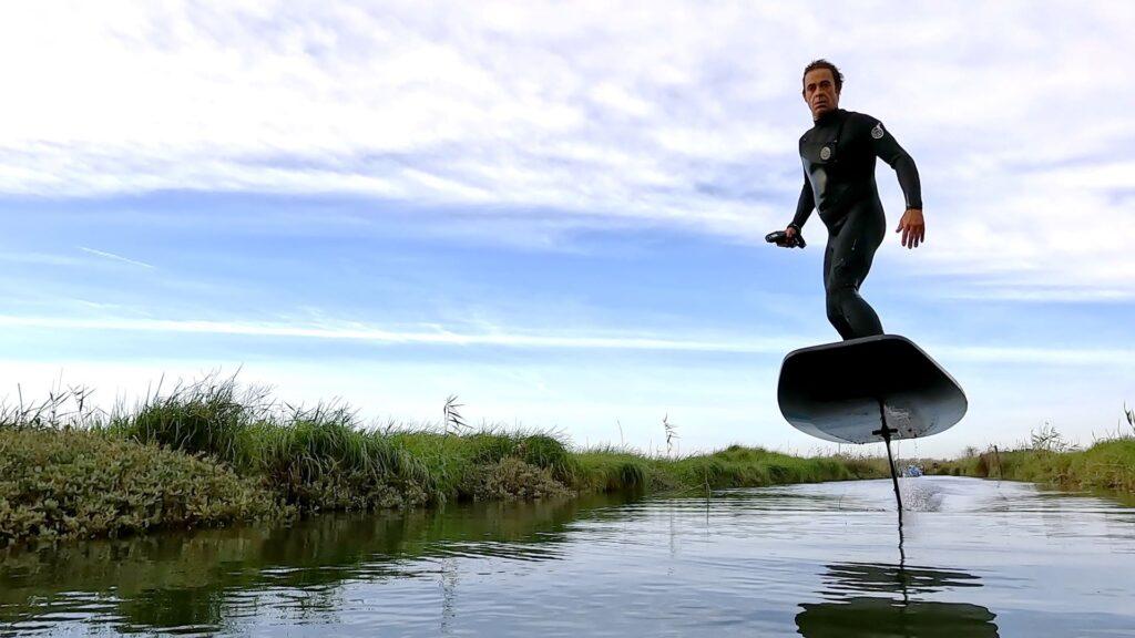 Efoil-Surfer auf ruhigem Fluss in der Natur